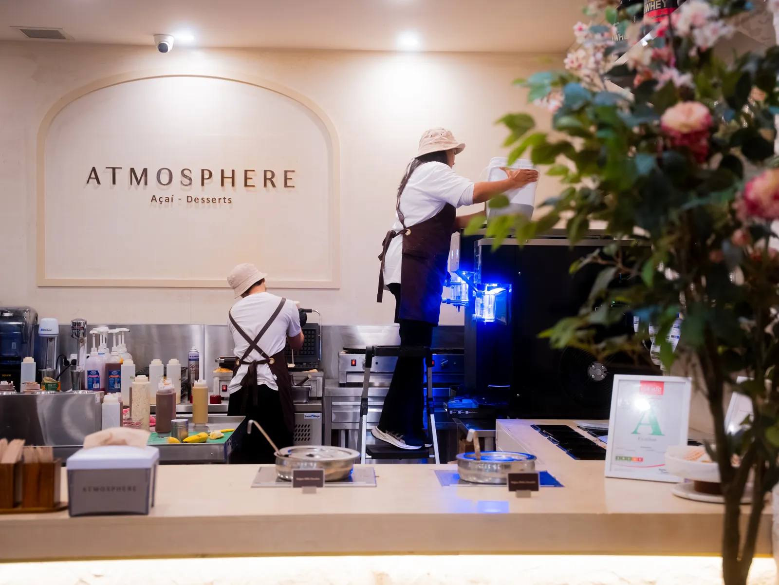 The Atmosphere team at work behind the açaí & desserts counter